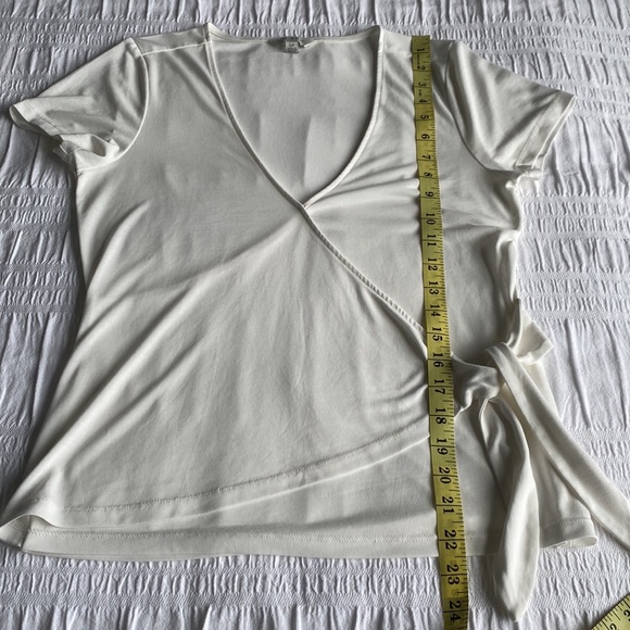Lucky Brand 🍀 short sleeved ivory v neck top with wrap style & side tie. Size S - Picture 11 of 13